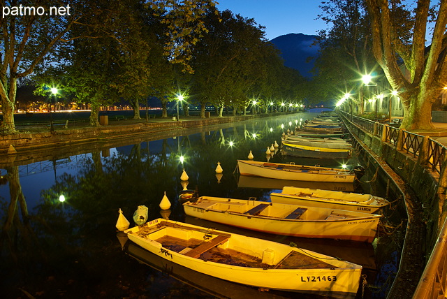 Photo des premires lueurs de l'aube sur la canal du Vass au bord du lac d'Annecy