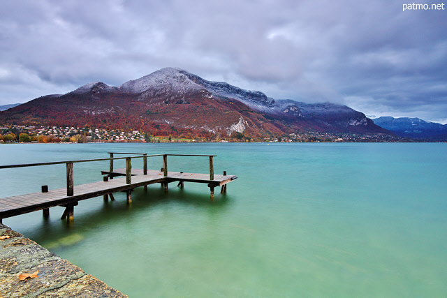 Image du lac d'Annecy et du Mont Veyrier aprs les premires neiges d'automne