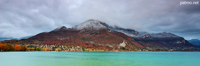 Photographie panoramique des premires neiges d'automne sur le mont Veyrier au dessus du lac d'Annecy