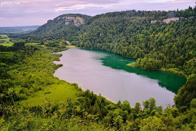 Photo du crpuscule sur le lac de Bonlieu dans le Jura