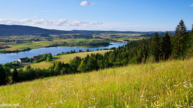 Image d'un paysage du Haut Jura autour du lac de l'Abbaye