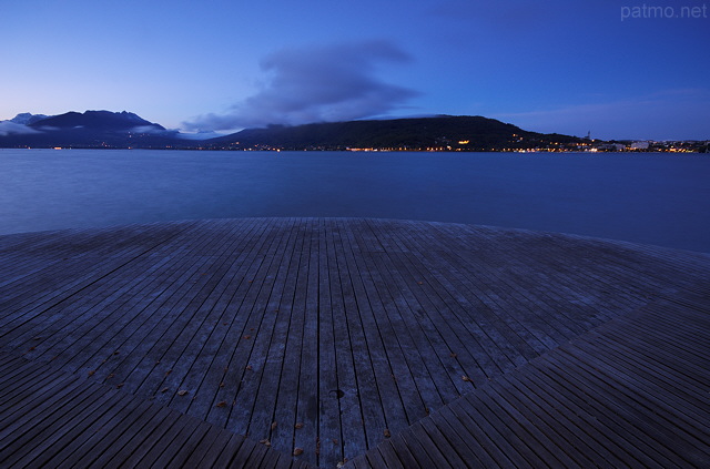 Image des premires lueurs du jour sur le lac d'Annecy