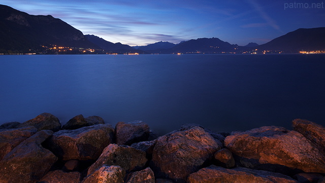 Photographie des couleurs de l'aube sur le lac d'Annecy entour de montagnes