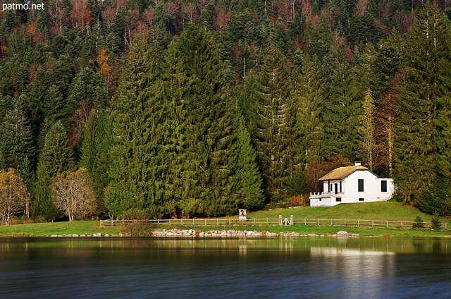 Image de l'automne  sur les bords du lac Gnin, Petit Canada du Haut Bugey
