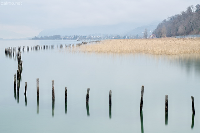 Photo d'un matin d'hiver au bord du lac du Bourget prs d'Aix les Bains en Savoie