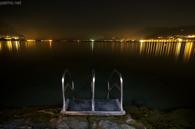 Image de la tombe de la nuit sur le lac d'Annecy et la plage d'Albigny
