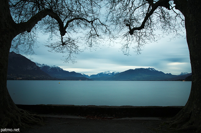Photo du lac d'Annecy sous les platanes du parc de l'Imprial