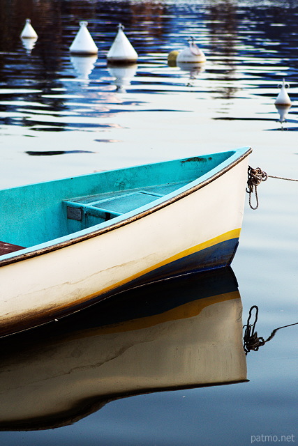 Photo d'une barque et de son reflet sur le lac d'Annecy  Talloires