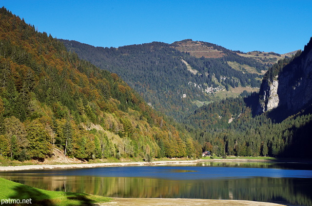 Photo d'une journe d'automne ensoleille autour du lac de Montriond