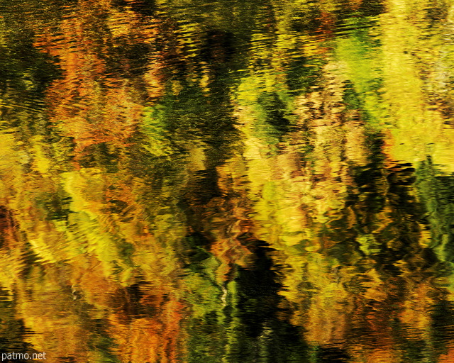 Image de reflets d'automne sur le lac  Montriond