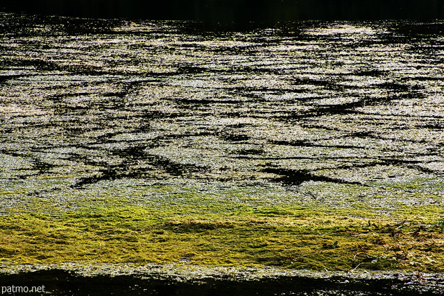 Photo d'clats lumineux   la surface du lac de Montriond en Haute Savoie