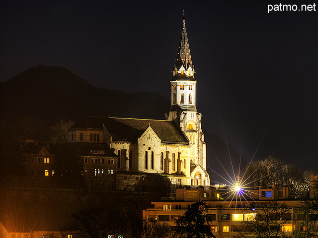 Photographie de la basilique de la Visitation sous ses illuminations nocturnes  Annecy