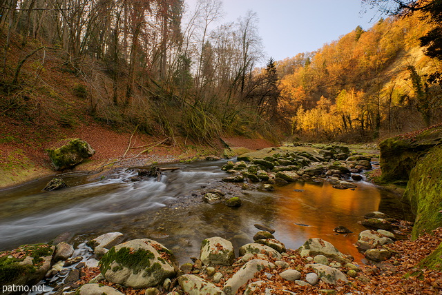 Photographie d'un paysage d'automne au petit matin dans les gorges du Chran