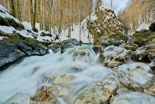 Image des eaux tumultueuses et glaces de la Valserine en hiver