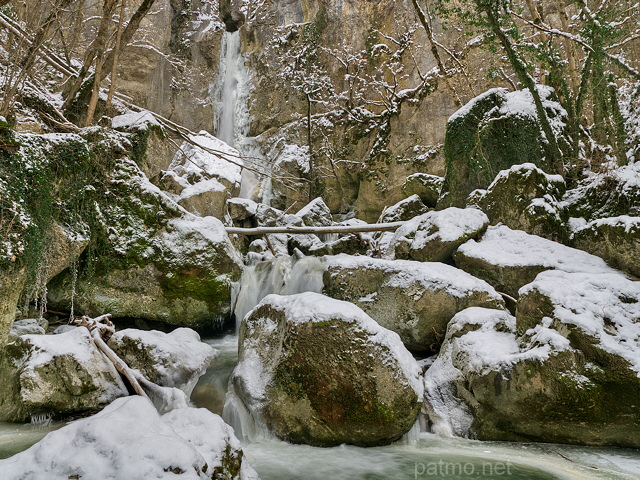 Image de la cascade de Barbannaz entoure par la neige et la glace