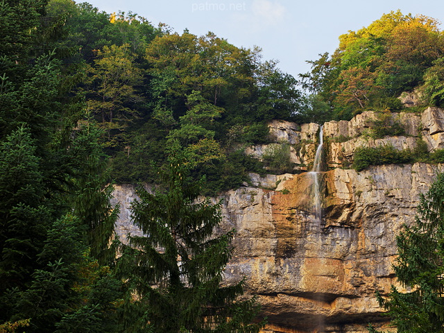 Image de la partie suprieure de la cascade de la Queue de Cheval dans le Parc Naturel Rgional du Haut Jura