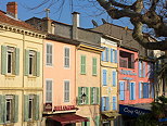Photo des faades colores des maisons autour de la place du village  Cogolin