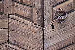 Photo de dtail d'une porte en bois sur une maison du village de Ghisoni en Haute Corse