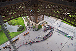 Photographie de la file de touristes attendant pour monter  la tour Eiffel  Paris