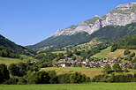 Photo du village de la Compte en Bauges au pied des montagnes