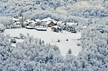 Photo du village de Musiges et de ses alentours sous la neige en Haute Savoie
