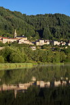 Photographie du village de Saint Martial et de son lac en Ardche
