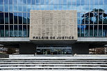 Photo de la faade moderne du Palais de Justice de la ville d'Annecy