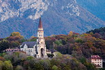 Photo de la basilique de la Visitation au milieu des couleurs d'automne  Annecy