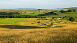 Image d'un paysage rural travers par une route de campagne dans la Montagne Ardchoise