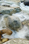 Photo de l'eau et des rochers dans la rivire de l'Abatesco en Haute Corse