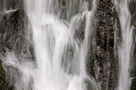 Photo en gros plan d'une petite cascade de printemps dans le Parc National des Cvennes
