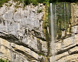 Photographie en gros plan de la cascade du pli synclinal du Chapeau de Gendarme prs de Septmoncel dans le Jura