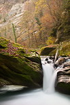 Photographie en pose longue d'une cascade d'automne dans les gorges du Chran