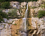 Image en gros plan de la partie suprieure de la cascade de la Queue de Cheval dans le Haut Jura