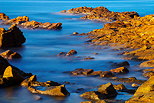 Photo en pose longue de rochers dans la mer Mditerrane