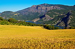 Photo d'un paysage d'agriculture en montagne autour du Lac de Serre Ponon dans les Hautes Alpes