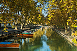 Photo des couleurs d'automne sur le canal du Vass au bord du lac d'Annecy