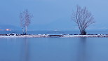 Photo  l'heure bleue du lac d'Annecy en hiver