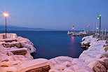 Photo du port de Nernier  l'heure bleue en hiver sur le lac Lman