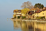 Image de maisons sur les bords du lac Lman  Nernier