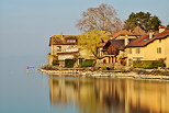 Photo des maisons au bord du lac Lman  Nernier