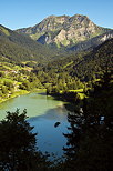 Photographie du lac de Vallon, du hameau de la Chvrerie et du Roc d'Enfer