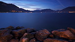 Photographie des couleurs de l'aube sur le lac d'Annecy entour de montagnes