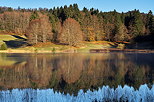 Image de la fort d'automne reflte dans l'eau du lac Gnin