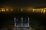 Image de la tombe de la nuit sur le lac d'Annecy et la plage d'Albigny