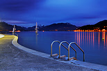Photo de l'heure bleue sur la plage du Palais de l'Imprial au bord du lac d'Annecy