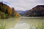 Image du lac de vallon sous un ciel couvert en entour de forts colores par l'automne