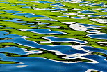 Photographie de reflets colors  la surface du lac d'Arvouin
