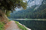 Photograph of an autumn path around the lake in Montriond