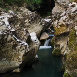 Photo d'une petite cascade entre les rochers dans la rivire du Fornant